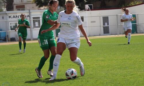 Απονομή τίτλου στην πρωταθλήτρια ομάδα Apollon Ladies thumb