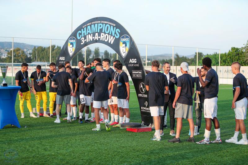 Απονομή τίτλου στην πρωταθλήτρια Νέων Κ-19 Πάφος FC thumb