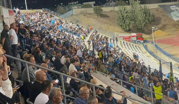 Στην κερκίδα ο Μουμί image