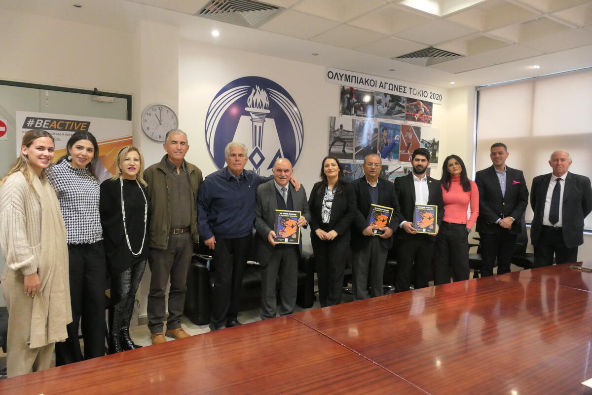 Παραδόθηκε επίσημα στον ΚΟΑ από την ΚΕΣΟΑ το βιβλίο «The Cyprus Olympians» thumb
