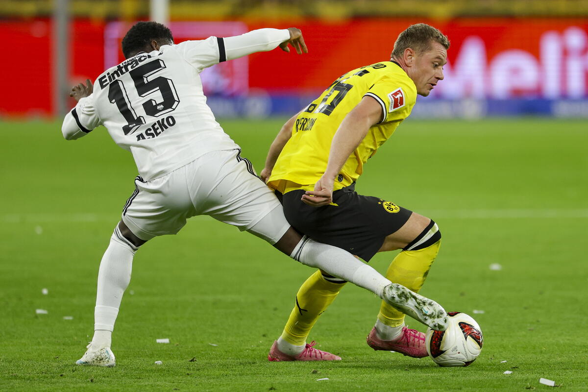 BUNDESLIGA: Δεν αφήνει την κορυφή η Ντόρτμουντ thumb