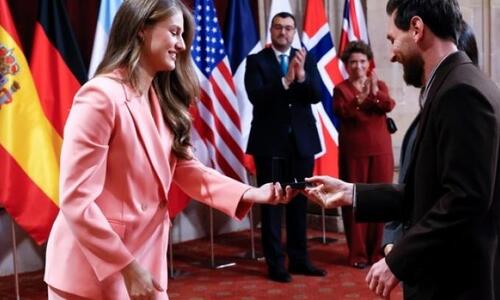 Ο Μέσι έλαβε το διακριτικό σήμα των βραβείων «Πριγκίπισσα των Αστουριών» thumb