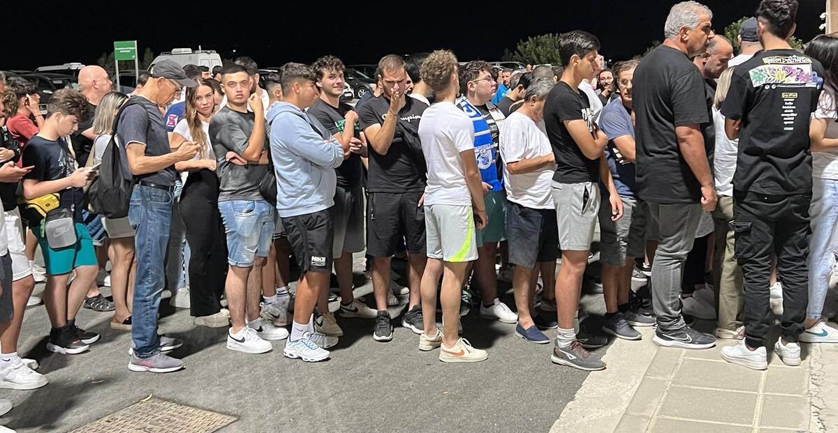 Ουρές και αρκετός κόσμος έξω από την ΑΕΚ Αρένα thumb
