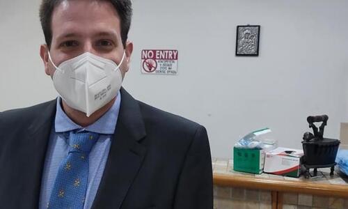 Τι δηλώνει ο γιατρός που εμβολιάστηκε πρώτος στην Κύπρο thumb