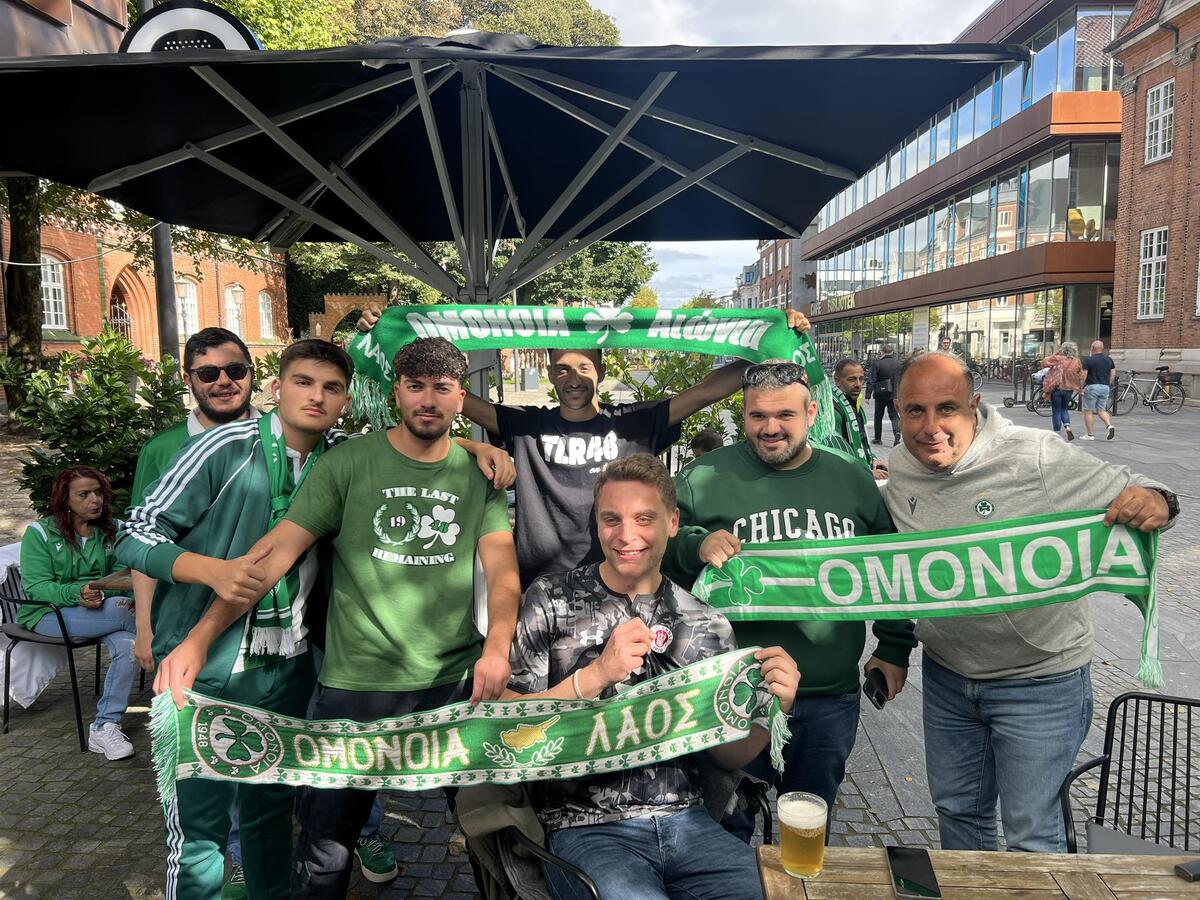 Οπαδός της St. Pauli με Ομονοιάτες (φωτογραφία) thumb