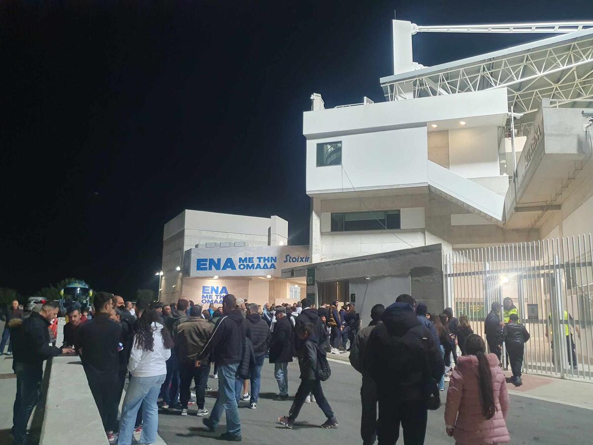 Κοσμοσυρροή έξω από το ΑΕΚ Αρένα πριν την έναρξη του αγώνα (φώτος) thumb