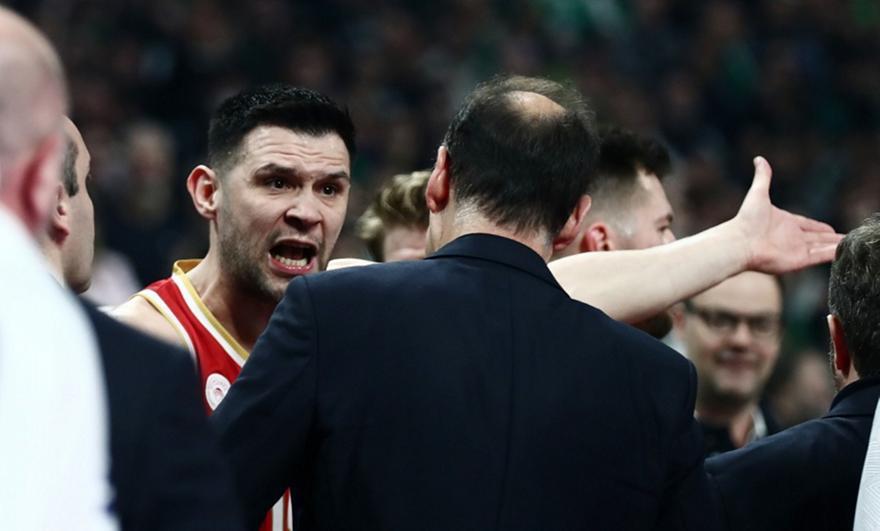 Έντονος καυγάς Παπανικολάου με Μπαρτζώκα πριν το ημίχρονο του ντέρμπι (βίντεο) thumb