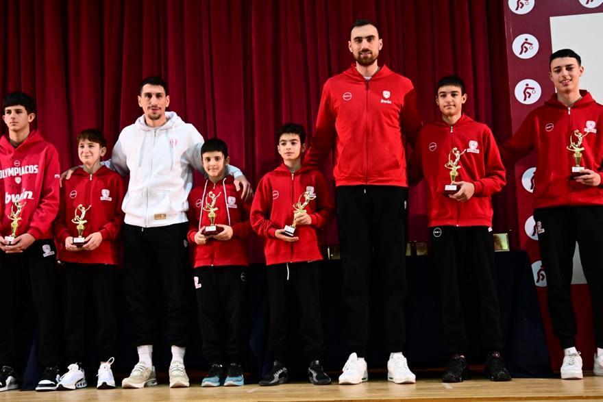 Ο Μιλουτίνοφ μίλησε σε άπταιστα ελληνικά σε εκδήλωση του Ολυμπιακού (video) thumb