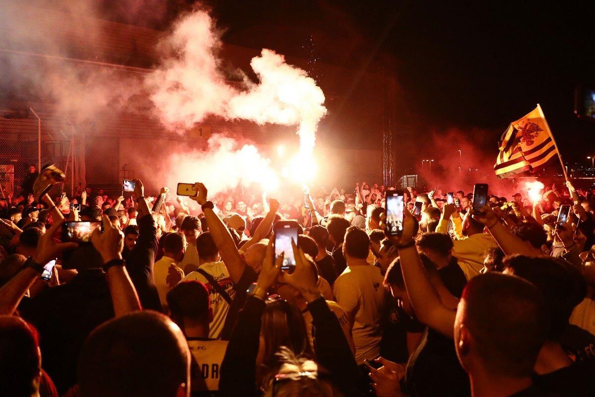 Κοσμοσυρροή στο αεροδρόμιο για Μαρσιάλ από τους οπαδούς της ΑΕΚ thumb