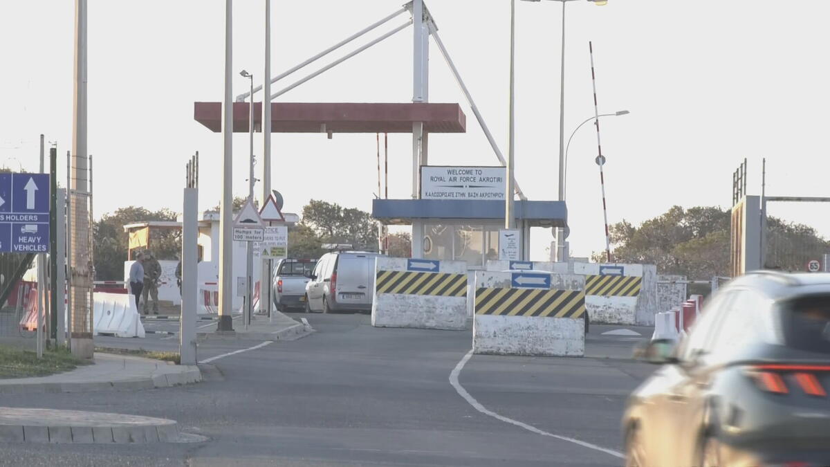 Ακρωτήρι: Φεύγει το μη απαραίτητο προσωπικό- Κάτοικοι εγκαταλείπουν το χωριό thumb