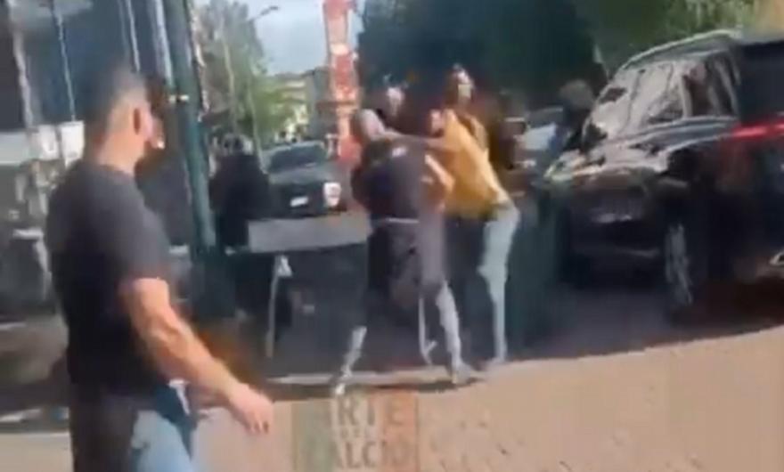 Άσχημο επεισόδιο στο «Μπεντεγκόντι», ο Ορμπάν της Ελλάς Βερόνα πιάστηκε στα χέρια με οπαδό! thumb