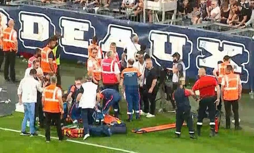 Απίστευτο: Οπαδός μπήκε στο γήπεδο, χτύπησε τον σκόρερ και διακόπηκε το ματς! thumb