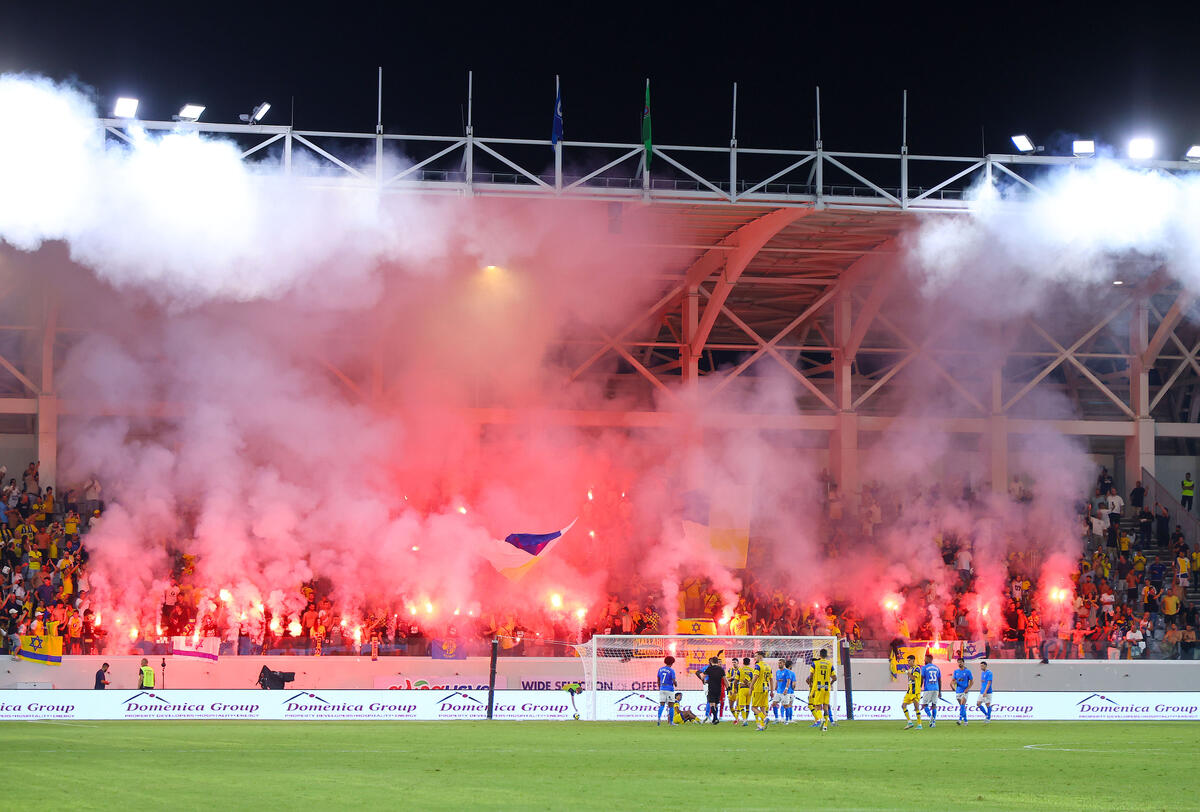 Καπνογόνα και προσωρινή διακοπή στο Πάφος FC - Μακάμπι Τελ Αβίβ (ΦΩΤΟ) thumb