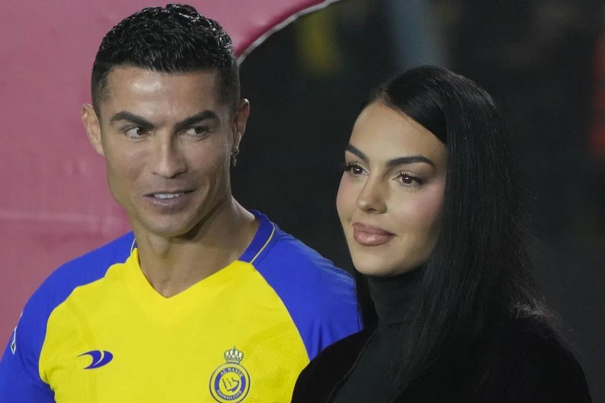 Πρόταση γάμου του CR7 στην αγαπημένη του Χεορχίνα με... λάμψη (pics) thumb
