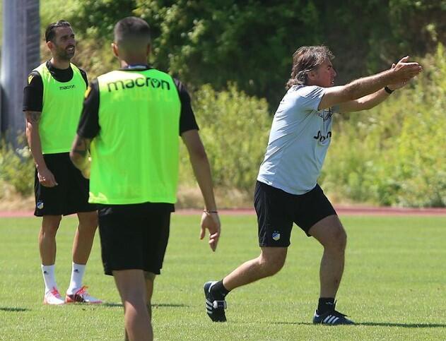 ΜΜΕ Βουλγαρίας για Σα Πίντο: «Λίγο έλειψε να τσακωθεί με στέλεχος της Λέφσκι» thumb