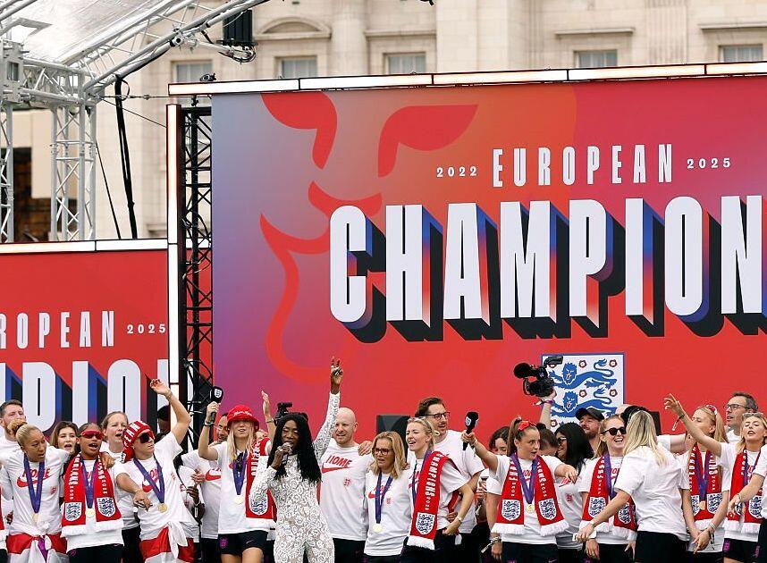 Euro 2025: Χιλιάδες κόσμου στην παρέλαση της Εθνικής Αγγλίας γυναικών (vids) thumb