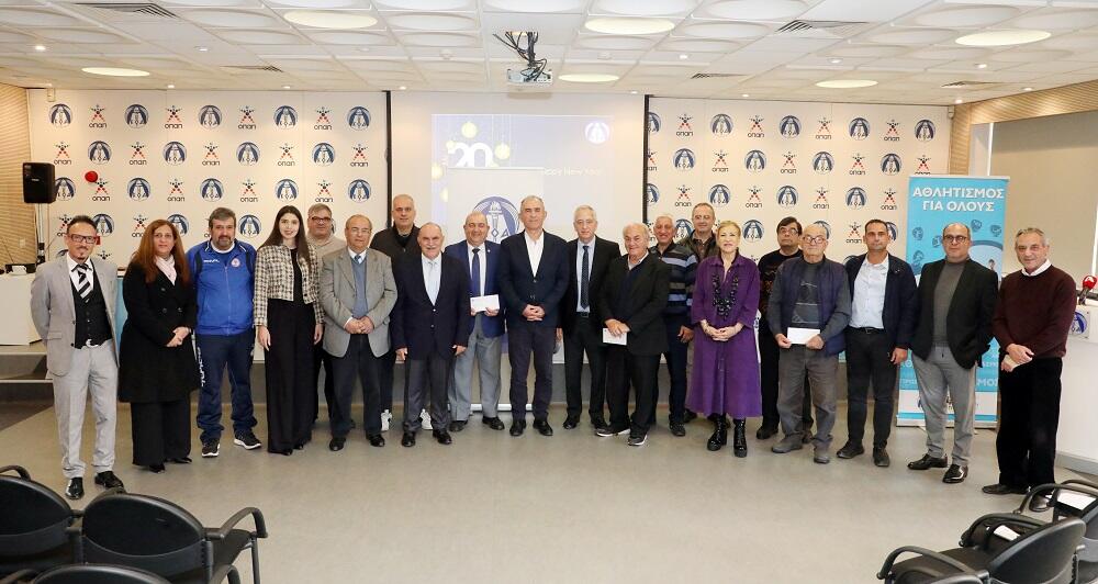 Επίδοση επιταγών στα Σωματεία της ΣΤΟΚ από τον ΚΟΑ  thumb