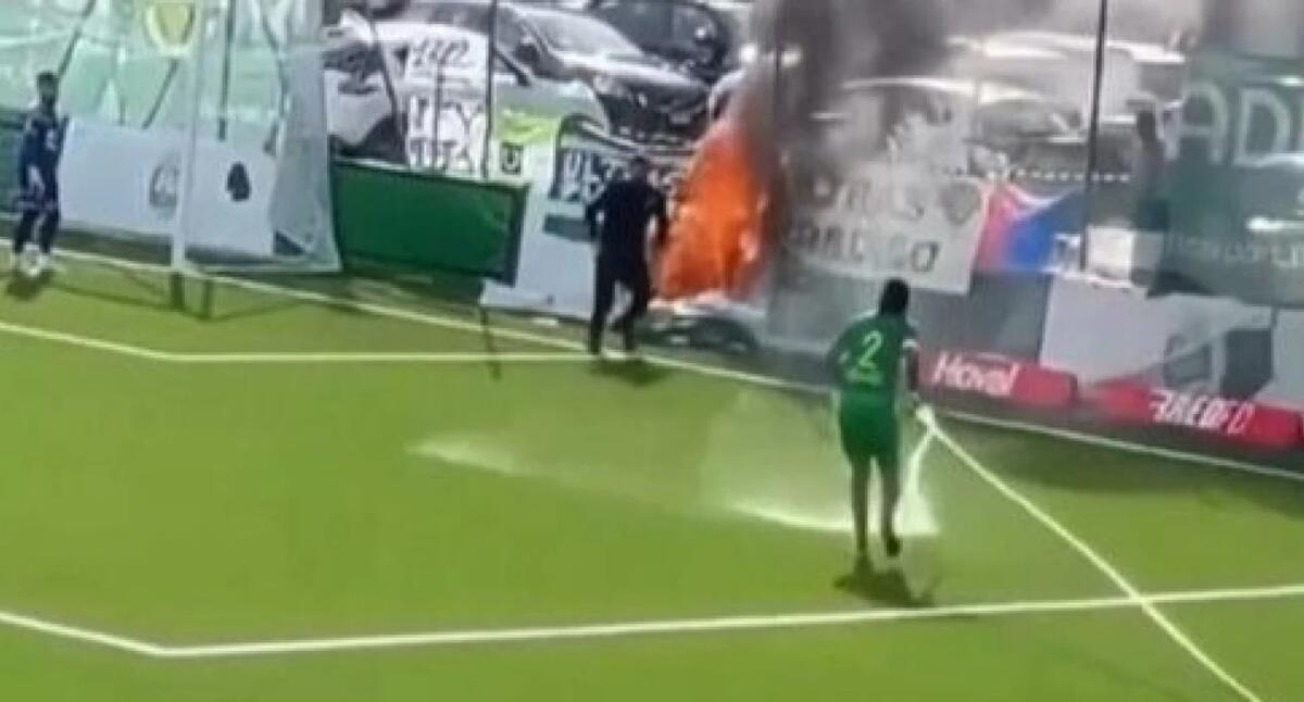 Προπονητής έγινε... πυροσβέστης και έσβησε φωτιά που ξέσπασε στο γήπεδο εν ώρα αγώνα (video) thumb
