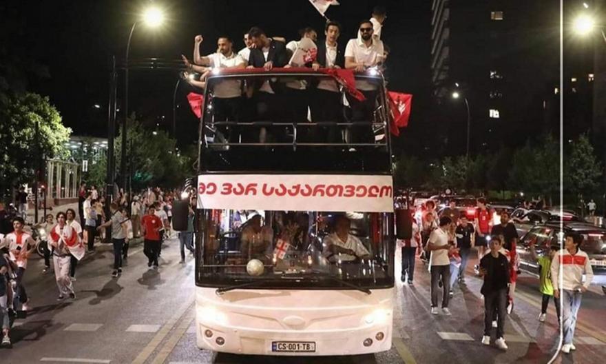 Σαν να το σήκωσαν: Υποδοχή ηρώων για τους Γεωργιανούς στην Τιφλίδα! thumb