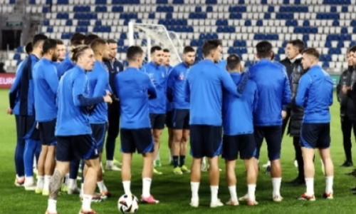 Οι Γεωργιανοί πέταξαν πυροτεχνήματα έξω από το ξενοδοχείο της εθνικής Ελλάδας thumb