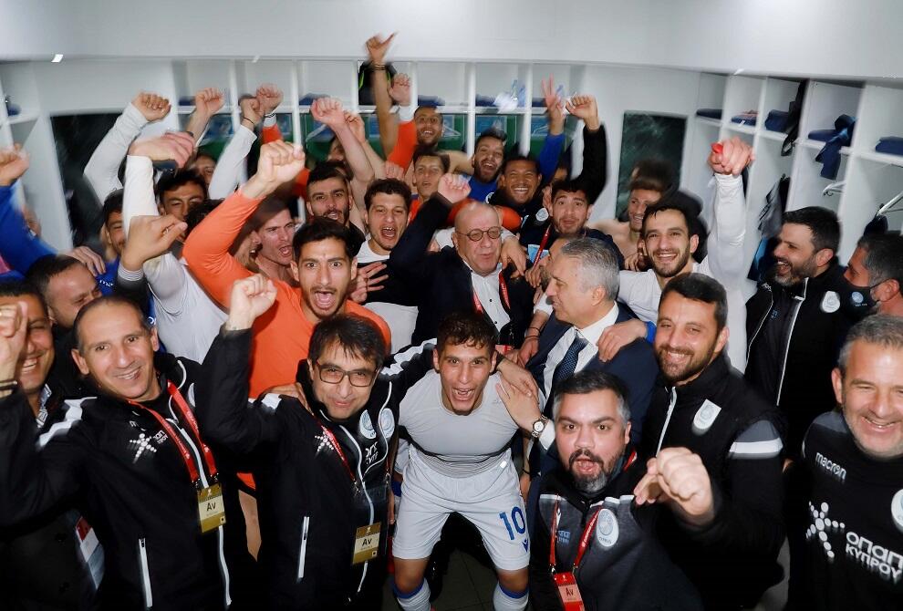 Στα αποδυτήρια ο Κούμας, φοβερές στιγμές (pics) thumb