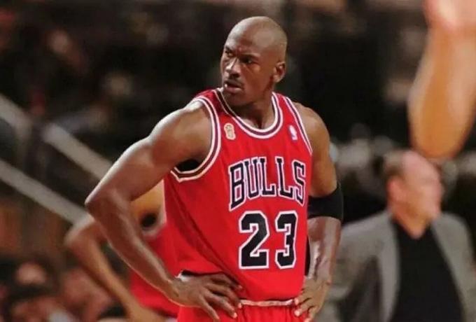 Φανέλα του Τζόρνταν από την «Dream Team» πωλήθηκε για απίθανο ποσό thumb