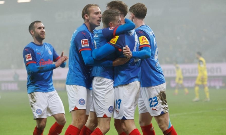 Bundesliga: Διασυρμός με τεσσάρα από τη Χόλσταϊν Κιλ για την Ντόρτμουντ! thumb