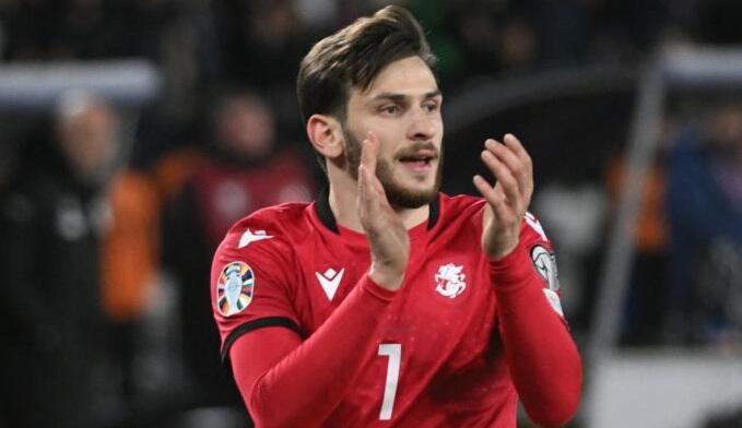Όλα δικά του: Πρόκριση, βραβείο MVP και φανέλα CR7 ο Κβαρατσχέλια! (pic) thumb