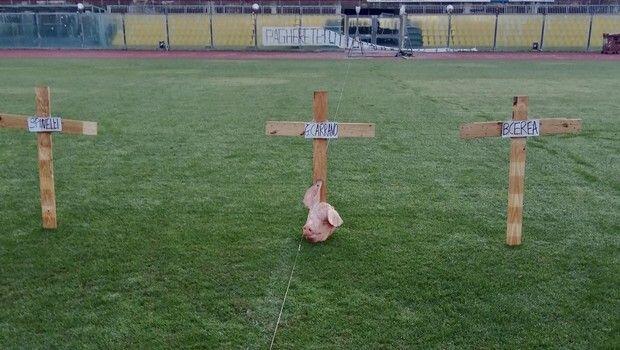 Λιβόρνο: Έβαλαν τρεις σταυρούς και ένα κεφάλι γουρουνιού στο γήπεδο thumb