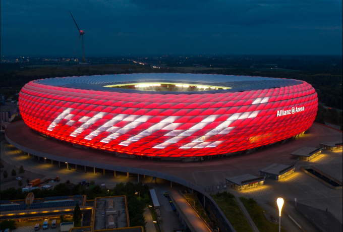 Τρέλα για Μανέ: Η Μπάγερν φώτισε την Allianz Arena με το όνομά του! thumb