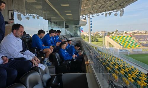 Δίπλα στους «μικρούς» μέλη της Εθνικής Ανδρών thumb