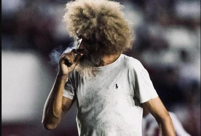 Επικό βίντεο: Οπαδός μπήκε στον αγωνιστικό χώρο την ώρα του αγώνα για να καπνίσει thumb