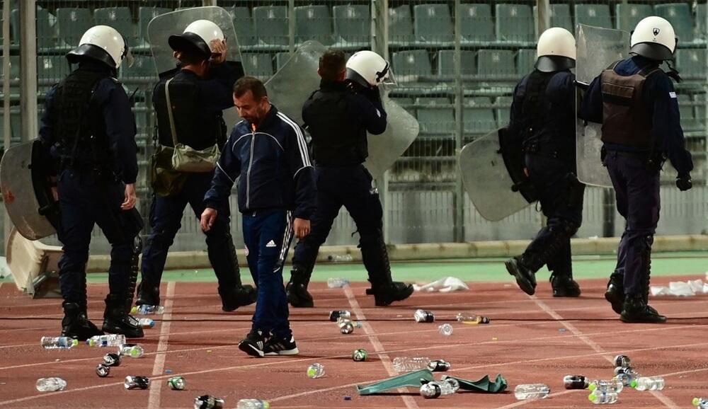 «Εκατοντάδες επιτέθηκαν με πέτρες και φωτοβολίδες ευθείας βολής κατά αστυνομικών» thumb