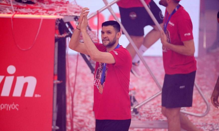 Παπανικολάου για το μέλλον του: «Όταν έρθει η ώρα θα συζητήσουμε και θα βρούμε τη λύση» thumb