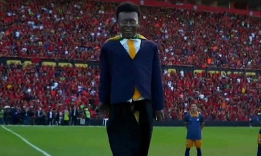Τίμησαν τον Πελέ με γιγαντιαία κούκλα - Τρόμαξαν οι χρήστες των social media! thumb
