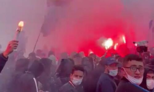 Ξανά στο αεροδρόμιο οι οπαδοί της Παρί για να εμψυχώσουν τους παίκτες ενόψει Μαρσέιγ (vid) thumb