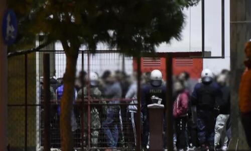 Οι κατηγορίες που αντιμετωπίζει ο 18χρονος για τον σοβαρό τραυματισμό αστυνομικού thumb