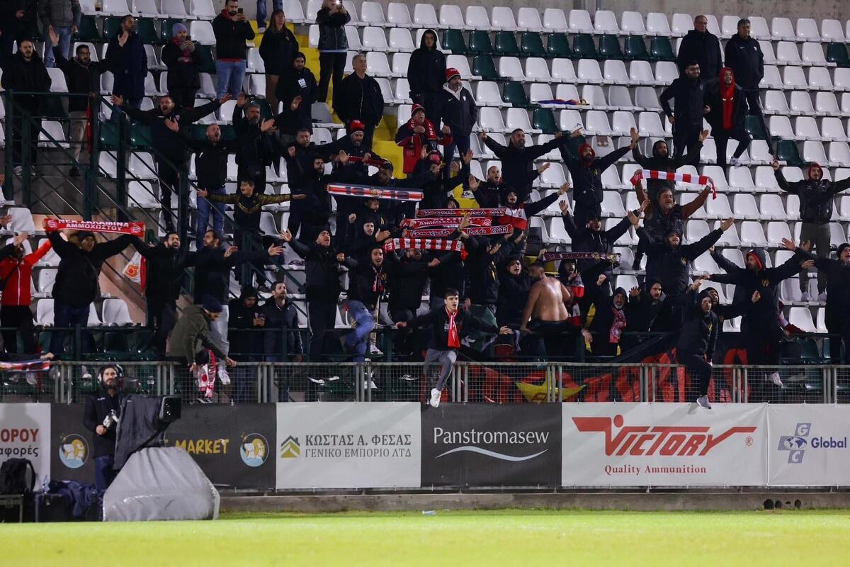 Έστειλαν δυνατό μήνυμα για τη νέα σεζόν οι οργανωμένοι της Σαλαμίνας thumb
