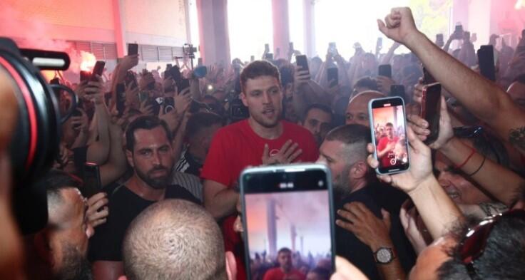 Παροξυσμός και στα social media του Ολυμπιακού για τον Βεζένκοφ thumb