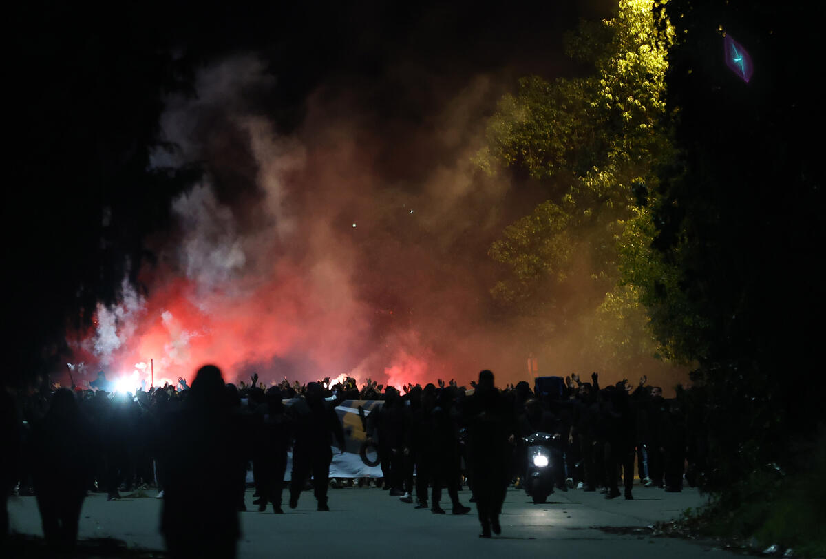 Έστησαν πάρτι εκτός γηπέδου οι φίλοι της Ομόνοιας29Μ (ΦΩΤΟ) thumb