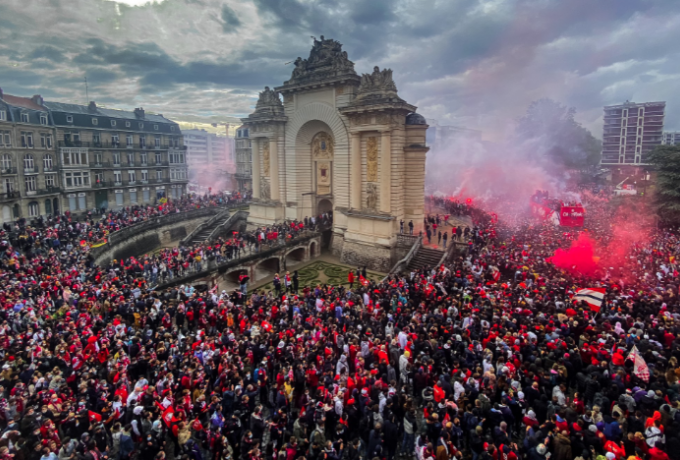Παράνοια στη φιέστα της Λιλ! (vid, pics) thumb