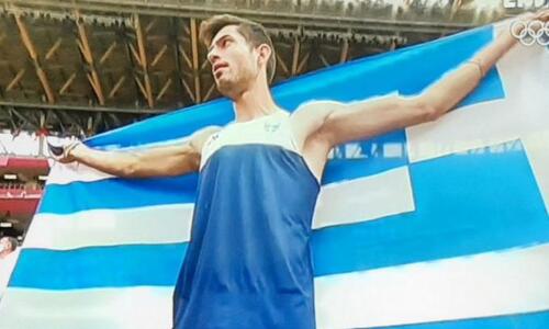 Φωταγωγήθηκε το δημαρχείο Γρεβενών για τον Μίλτο Τεντόγλου thumb