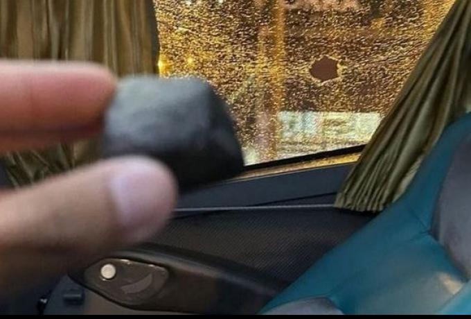 Οπαδοί έριξαν πέτρες στο λεωφορείο της ομάδας τους επειδή το μπέρδεψαν με των αντιπάλων thumb