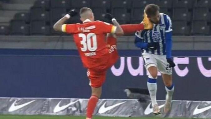 Τάκλιν στην καρωτίδα που θύμισε... Karate Kid! thumb