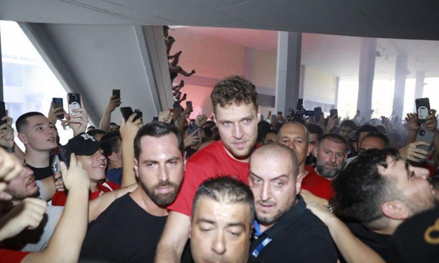 Αποθέωση για Βεζένκοφ στο ΣΕΦ! (φωτογραφίες) thumb