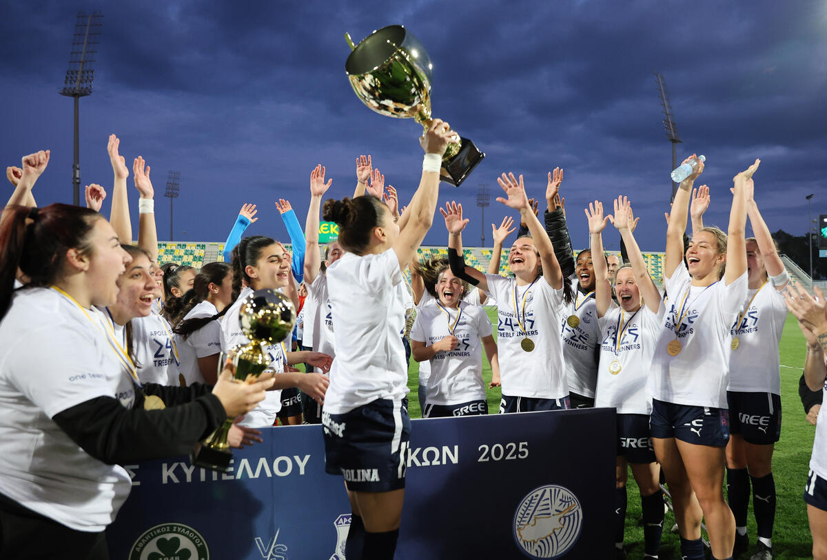 Η στιγμή της απονομής στην Απόλλων Ladies και τα πανηγύρια! (ΦΩΤΟΣ) thumb