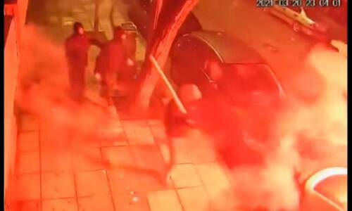 Βίντεο-σοκ από επεισόδια οπαδών στο Χαριλάου: Μάχες σώμα με σώμα και φωτοβολίδες thumb