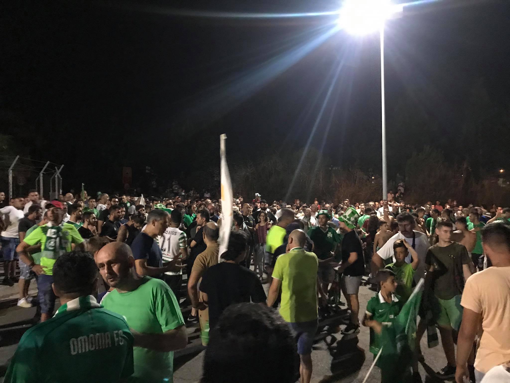 Αποστολή Ομόνοιας: Αποθέωση από χιλιάδες κόσμο έξω από το ΓΣΠ (Pics+Vid) thumb