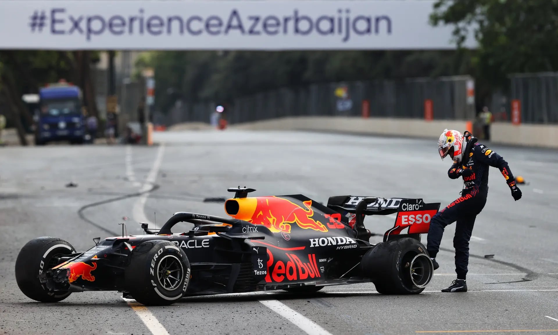 Formula 1 Μπακού: Το ατύχημα του Φερστάπεν 4 γύρους πριν απ' τη νίκη thumb