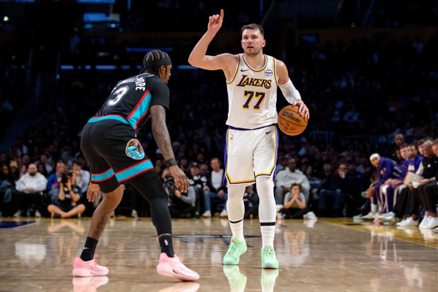 NBA: Με σόου Ντόντσιτς και Τζέιμς, οι Λέικερς λύγισαν το Μέμφις thumb